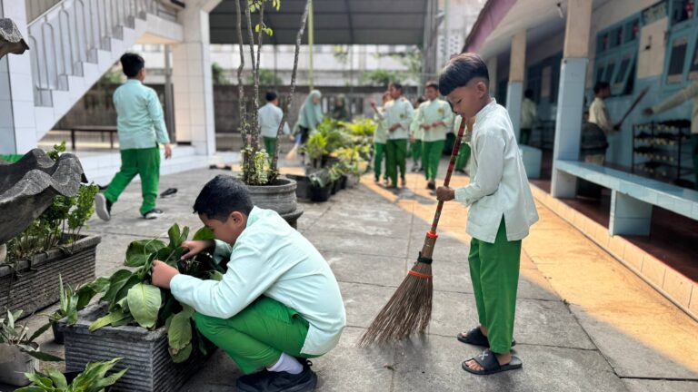 Kegiatan Bersih-Bersih Sekolah